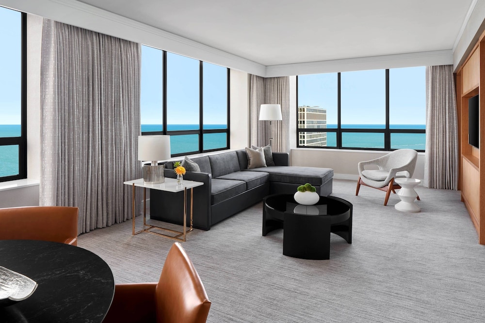 chicago-hotels-with-a-lake-view