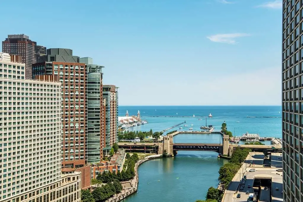 chicago-hotels-with-a-lake-view