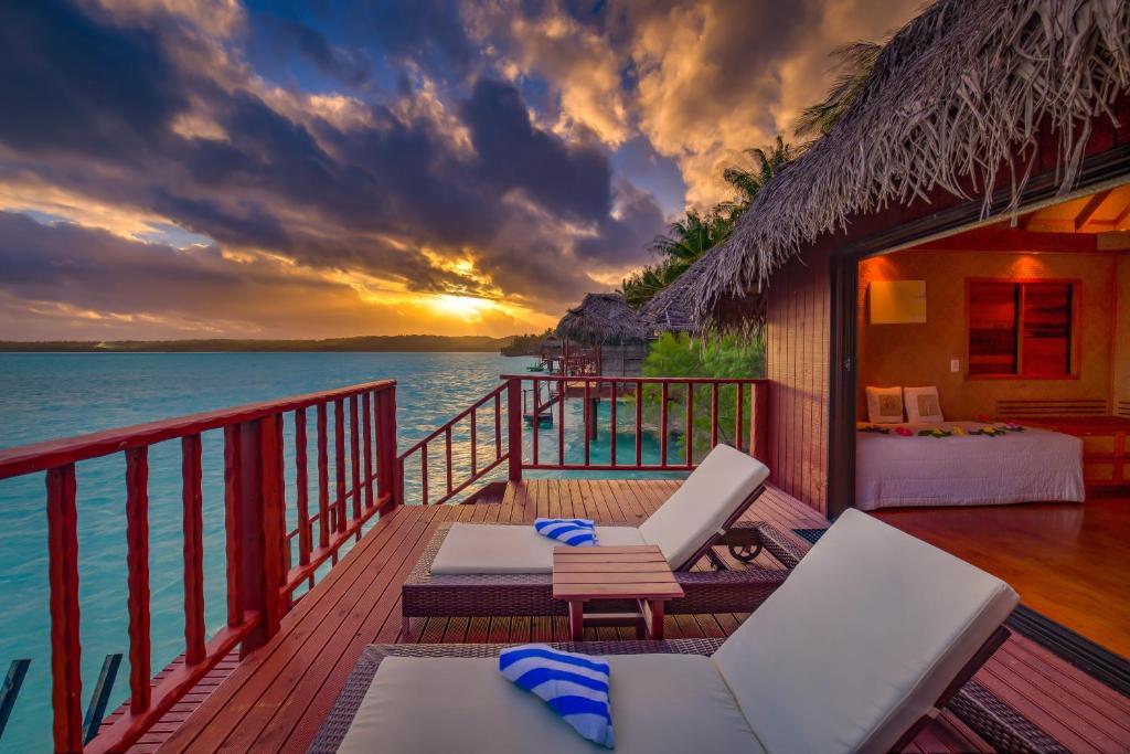 worlds-best-overwater-bungalow-resorts